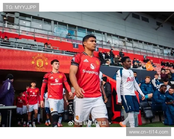 老特拉福德赛前氛围，红魔球迷期待破咒热刺