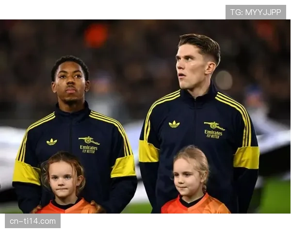 特写：诺丁汉森林保级关键战，老将亨德森多次高声呼喊指挥队友整体前压